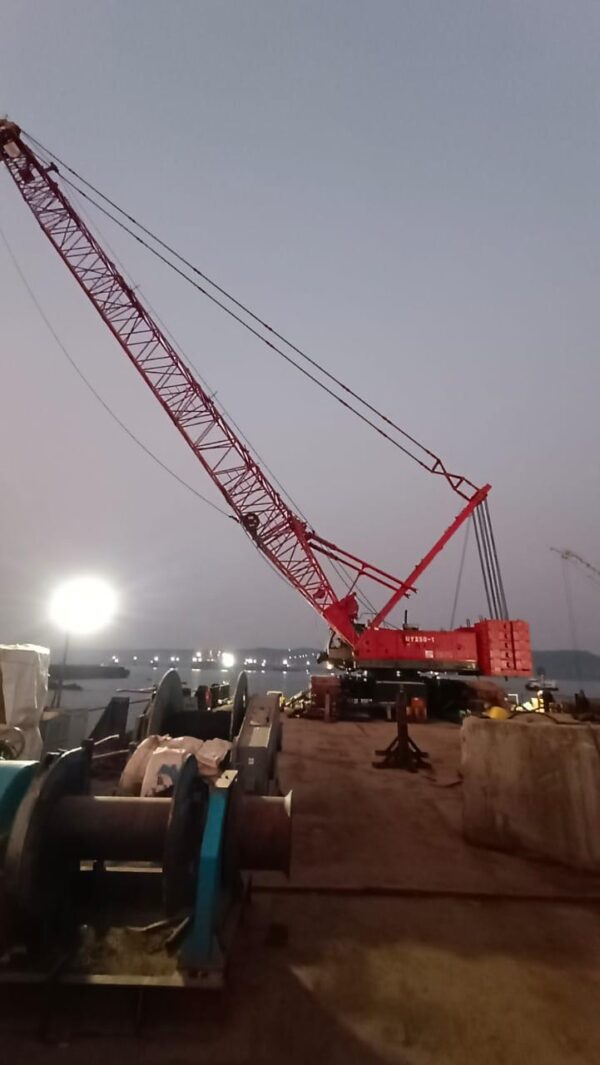 Fuwa QUY250-1 Crawler Crane for sale – 91m Main Boom, 61m Luffing Jib, 31m Fixed Jib – 2010 Model – Located in Maharashtra.