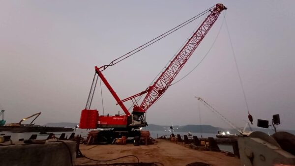 Fuwa QUY250-1 Crawler Crane for sale – 91m Main Boom, 61m Luffing Jib, 31m Fixed Jib – 2010 Model – Located in Maharashtra.